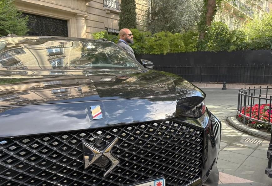 Agent de S.F.P.R à côté d'un véhicule de direction